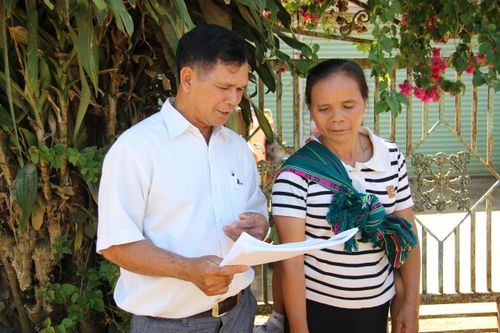 Cử tri đồng bào dân tộc thiểu số xã Hòa Ninh, tỉnh Lâm Đồng được cán bộ địa phương tuyên truyền về ngày bầu cử
