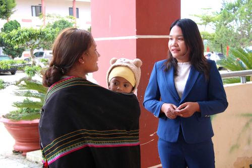 Chị Kơ Să K’Huyên (bên phải) kỳ vọng mỗi lá phiếu của cử tri sẽ lựa chọn được những đại biểu đủ đức và đủ tài