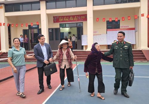 Kết nối niềm tin, nâng bước cử tri: Hình ảnh cán bộ, chiến sĩ và người dân phường Tân An đồng hành, chuẩn bị cho ngày hội bầu cử đại biểu Quốc hội và HĐND các cấp nhiệm kỳ 2026 - 2031 vào ngày 15/3/2026 sắp tới.