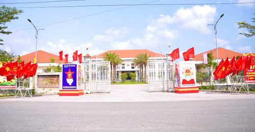 Các địa điểm bầu cử được trang hoàng chu đáo và đúng quy định