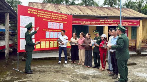 Lực lượng BĐBP tuyên truyền ngày hội non sông đến bà con vùng cao A Lưới