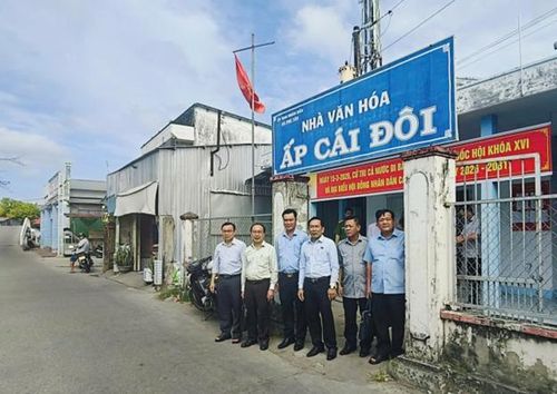 Đoàn giám sát kiểm tra thực tế khu vực bỏ phiếu tại ấp Cái Đôi xã Hưng Mỹ. Ảnh: Quốc Toàn