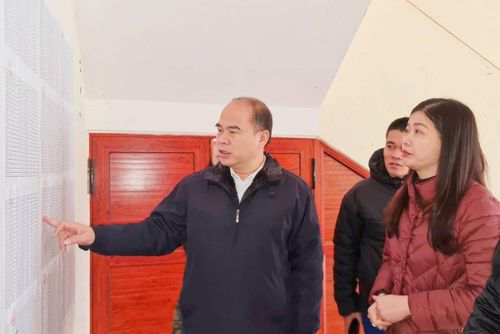 Đoàn công tác kiểm tra khu vực niêm yết danh sách cử tri tham gia bầu cử tại xã Ngân Sơn. Ảnh: Quý Đôn