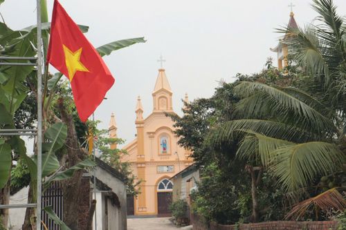 Cờ Tổ quốc rực đỏ tại các cơ sở tôn giáo, tạo không khí trang nghiêm, phấn khởi hướng về ngày bầu cử
