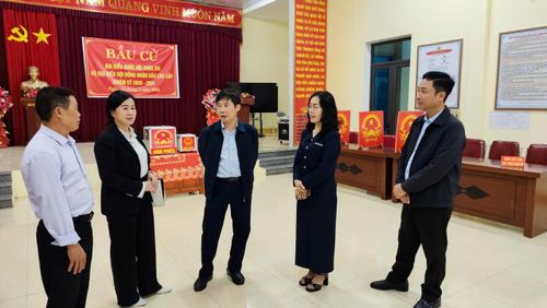  Bí thư Đảng ủy, Chủ tịch HĐND xã Văn Hiến Nguyễn Tất Hoài Hiệp kiểm tra công tác chuẩn bị bầu cử