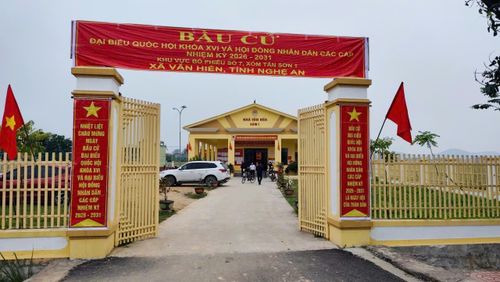  Khu vực bỏ phiếu số 6 và số 7 (xã Văn Hiến) đã hoàn tất công tác trang trí, chuẩn bị cho ngày bầu cử