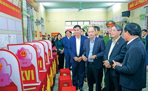Phó Chủ tịch Quốc hội Nguyễn Đức Hải kiểm tra thực tế công tác chuẩn bị bầu cử tại Tổ dân phố Long Sơn (Tổ bầu cử số 10), phường Vũng Áng