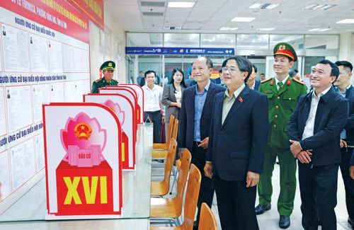 Phó Chủ tịch Quốc hội Nguyễn Đức Hải kiểm tra công tác chuẩn bị bầu cử tại điểm bỏ phiếu Công ty Formosa (Tổ bầu cử số 15)