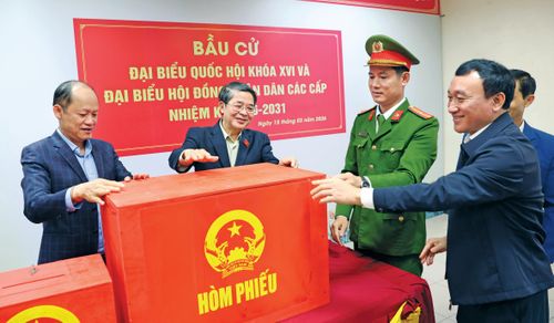 Phó Chủ tịch Quốc hội Nguyễn Đức Hải kiểm tra công tác chuẩn bị bầu cử tại điểm bỏ phiếu Công ty Formosa (Tổ bầu cử số 15)