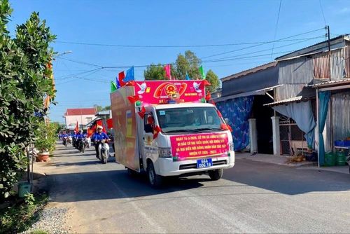 Các xe lưu động đi khắp các tuyến đường, khu dân cư để tuyên truyền về bầu cử