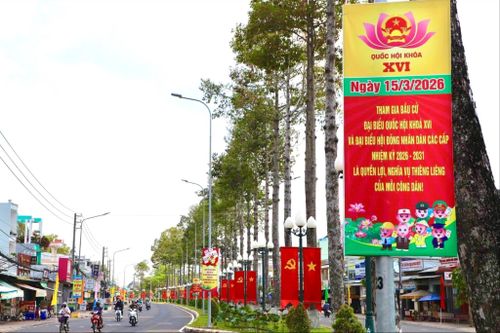 Khắp các tuyến đường tại phường Cao Lãnh rực rỡ cờ hoa và các khẩu hiệu tuyên truyền về bầu cử
