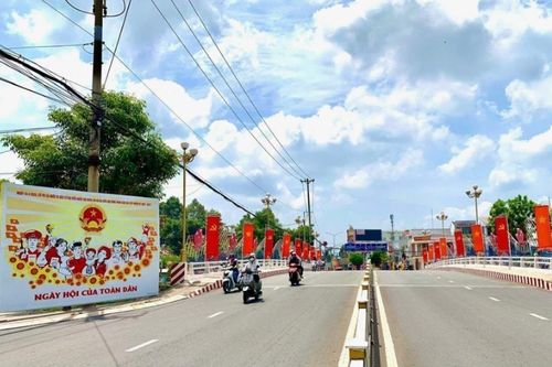 Nhiều pano tuyên truyền, cờ Đảng, cờ Tổ quốc rực rỡ hai bên đường, trên các cây cầu