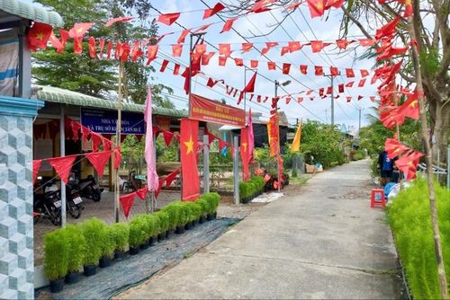 Các điểm bỏ phiếu nằm trong các khu dân cư cũng đã được trang trí rực rỡ
