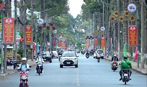 Hai bên đường phố tại phường Sa Đéc với bảng tuyên truyền về bầu cử