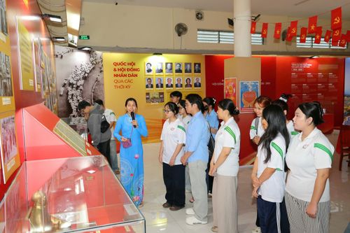 Học sinh, sinh viên tham quan triển lãm tìm hiểu về lịch sử Quốc hội