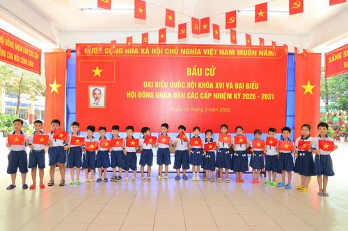 Các bé mần non cũng nô nức hòa trong không khí vui tươi của ngày hội