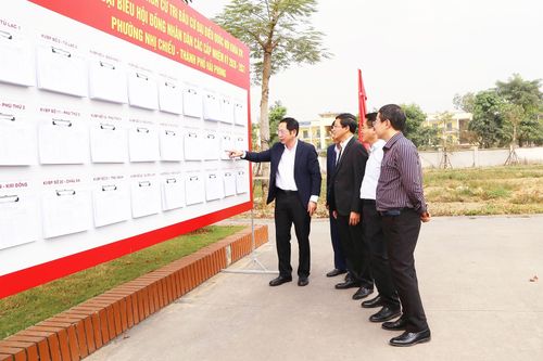 Đoàn kiểm tra của Ủy ban bầu cử thành phố Hải Phòng kiểm tra khu vực dự kiến bỏ phiếu trên địa bàn phường Nhị Chiểu. Ảnh: Nguyễn Hải