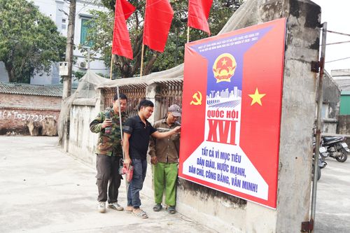 Nhà Văn hóa thôn Ngọc Quyết (xã Cẩm Giàng) đang được trang trí chuẩn bị cho ngày bầu cử. Ảnh: Nguyễn Hạnh