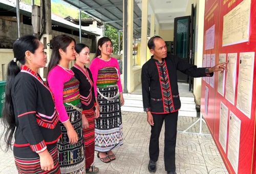 Ông Hà Văn Khứm – người có uy tín của bản đang tích cực đồng hành cùng lực lượng Công an xã trong công tác tuyên truyền và rà soát danh sách cử tri.