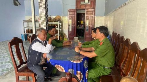 Công an xã Phan Sơn và ông Mang Văn Ngọc đang trao đổi về công tác tuyên truyền, vận động bà con đi bầu cử.