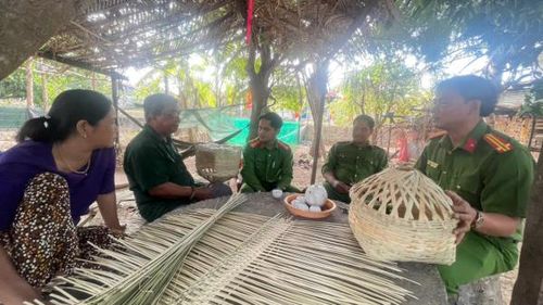 Công an xã Phan Sơn đến nhà thăm hỏi, động viên bà con chuẩn bị cho ngày bầu cử.