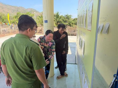 Người dân đến điểm bầu cử xác minh tên, tuổi của mình trước khi cầm là phiếu "chọn mặt gửi vàng".