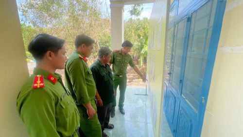 Công an kiểm tra kỹ từng chi tiết tại điểm bầu cử.