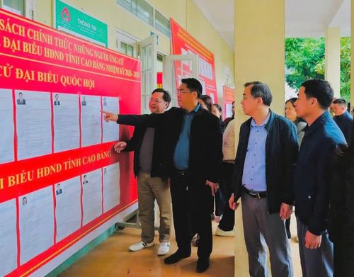 Đồng chí Phan Thăng An, Ủy viên Trung ương Đảng, Bí thư Tỉnh ủy Cao Bằng kiểm tra công tác chuẩn bị bầu cử tại xã Quang Hán, tỉnh Cao Bằng.