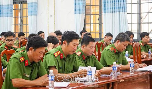  Công an xã Tân Lộc họp triển khai phương án bảo đảm an ninh trật tự phục vụ cuộc bầu cử.
