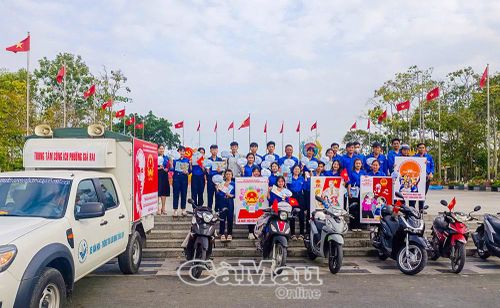 Lực lượng đoàn viên, thanh niên phường Giá Rai ra quân tuyên truyền, vận động người dân tìm hiểu thông tin và tích cực tham gia bầu cử.