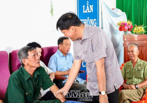 Đồng chí Phạm Việt Phong, Bí thư Đảng ủy, Chủ tịch HĐND xã Khánh An, thăm hỏi, lắng nghe ý kiến cử tri trong quá trình kiểm tra công tác chuẩn bị bầu cử tại Tổ bầu cử Ấp 6.