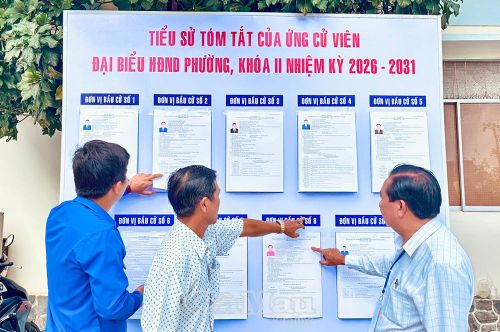 Cán bộ phường Giá Rai kiểm tra danh sách cử tri, nhằm bảo đảm tính chính xác và minh bạch trong công tác chuẩn bị bầu cử.