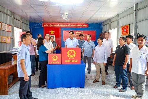 Đoàn kiểm tra công tác chuẩn bị bầu cử tại Tổ bầu cử ấp Nhụy Cầm, xã Vĩnh Lộc. 