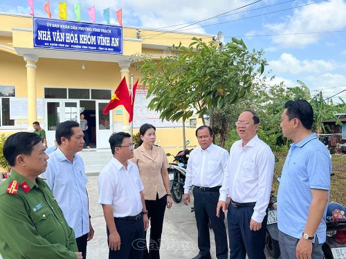 Bí thư Tỉnh ủy Nguyễn Hồ Hải yêu cầu Ủy ban Bầu cử phường Vĩnh Trạch đặc biệt quan tâm công tác nắm tình hình, chủ động đảm bảo an ninh trật tự tại điểm bầu cử.