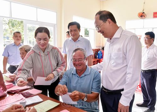 Bí thư Tỉnh ủy Nguyễn Hồ Hải thăm hỏi, động viên lực lượng làm nhiệm vụ tại Tổ bầu cử Khu vực bỏ phiếu số 13.
