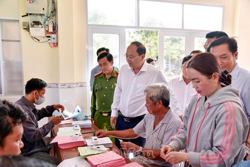  Đoàn công tác kiểm tra việc chuẩn bị phiếu bầu cử tại Khu vực bỏ phiếu số 13 (phường Vĩnh Trạch).