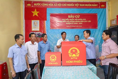  Đồng chí Huỳnh Quốc Việt, Phó Bí thư Thường trực Tỉnh ủy (thứ 2, từ phải sang), cùng đoàn công tác kiểm tra khu vực bỏ phiếu tại Tổ bầu cử ấp Kos Thum, xã Ninh Thạnh Lợi.
