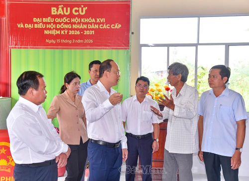 Tổ bầu cử Khu vực bỏ phiếu số 13 báo cáo với đoàn kiểm tra, các mặt công tác chuẩn bị bầu cử đã sẵn sàng.