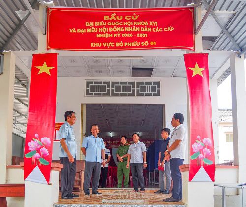 Đoàn công tác kiểm tra bầu cử tại ấp Lưu Hoa Thanh, xã Tân Thuận