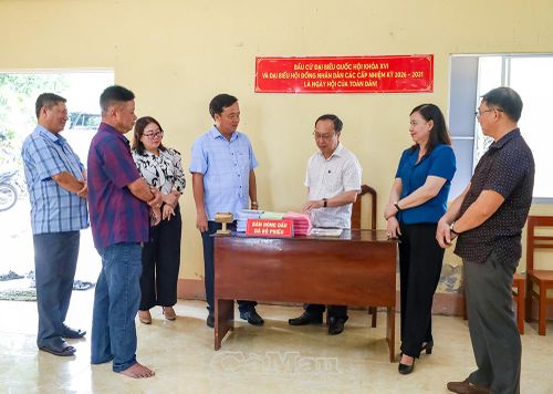  Đoàn công tác trao đổi với cán bộ Tổ bầu cử ấp Vĩnh Bình, xã Vĩnh Lộc, về quy trình phục vụ cử tri trong ngày bầu cử.