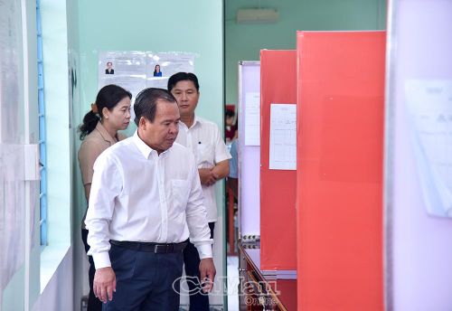 Phó Chủ tịch UBND tỉnh Nguyễn Minh Luân khảo sát điểm bố trí phòng kín Khu vực bỏ phiếu số 5.