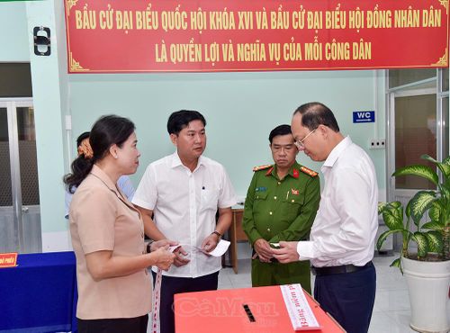  Đồng chí Nguyễn Hồ Hải, Bí thư Tỉnh ủy (bìa phải), cùng lãnh đạo phường Bạc Liêu kiểm tra cơ sở vật chất tại Khu vực bỏ phiếu số 5 được truyền hình trực tiếp vào ngày 15/3.