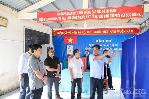  Đồng chí Huỳnh Quốc Việt, hướng dẫn cán bộ Tổ bầu cử ấp Vĩnh Bình, xã Vĩnh Lộc cách bố trí lối đi cho cử tri đến bầu cử.