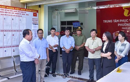 Phó Chủ tịch UBND tỉnh Nguyễn Minh Luân trao đổi và có những chỉ đạo đối với Tổ bầu cử số 5, phường Bạc Liêu về những vấn đề cần lưu ý diễn ra trong ngày bầu cử.