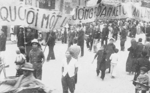 Nhân dân lao động Thủ đô cổ động cho ngày Tổng tuyển cử đầu tiên năm 1946. (Ảnh tư liệu: TTXVN)