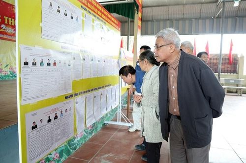 Danh sách cử tri, danh sách và tiểu sử các ứng cử viên được niêm yết từ sớm để cử tri theo dõi và nghiên cứu. Ảnh: HT