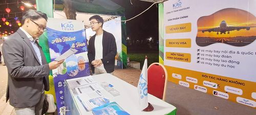 Người tiêu dùng tiếp cận tour giảm giá do các doanh nghiệp tổ chức tại Lễ hội Du lịch Hà Nội 2025. Ảnh: Hoài Nam