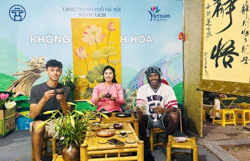 Du khách quốc tế trải nghiệm sản phẩm trà sen Tây Hồ tại Lễ hội du lịch Hà Nội 2026. Ảnh: Hoài Nam