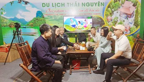 Doanh nghiệp du lịch Hà Nội - Thái Nguyên gặp gỡ trao đổi cách thức hợp tác xây dựng khai thác tour đặc trưng của 2 địa phương. Ảnh: Hoài Nam