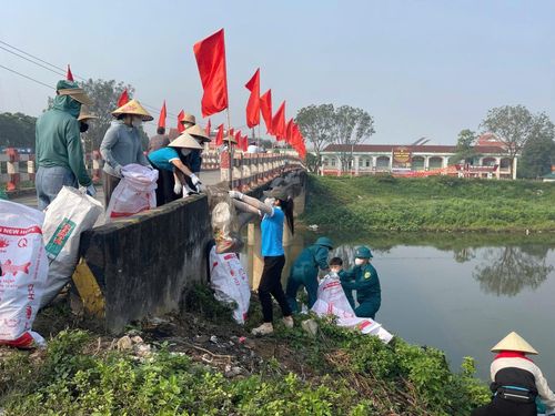 Phụ nữ Chuyên Mỹ tổng vệ sinh môi trường trên địa bàn nhằm tạo cảnh quan sáng – xanh – sạch – đẹp, chào mừng cuộc bầu cử. Ảnh: PV